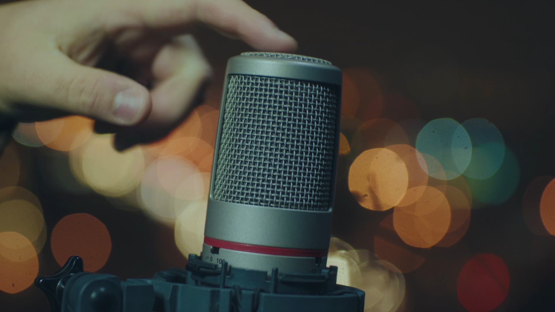 This is the featured image of the Recording at Home - Essential Tips blog article.