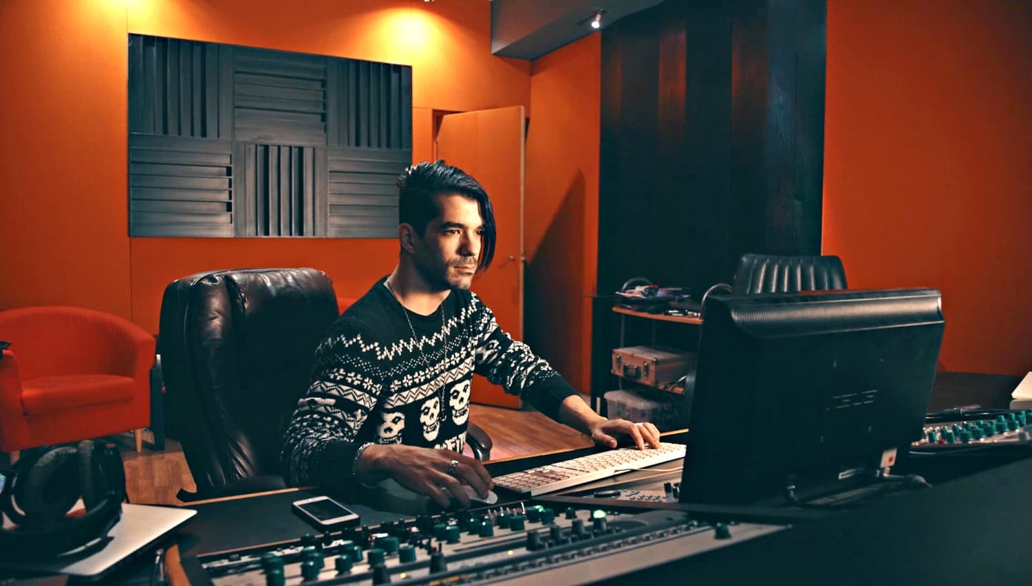 This is the featured image of the 7 Expert Tips For Professional Reverb Use blog article.