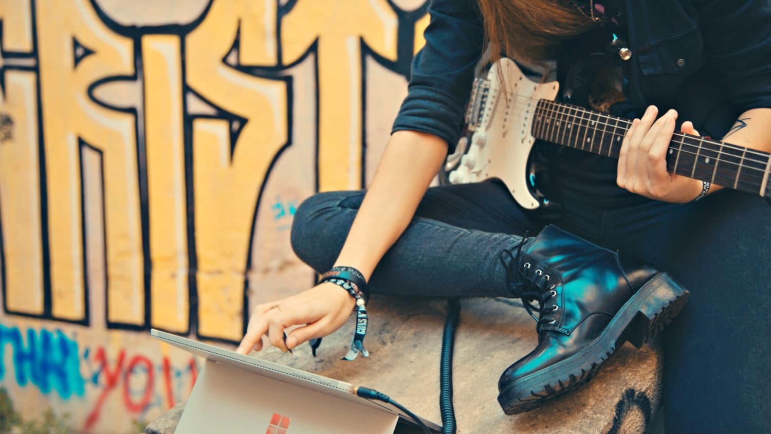 This is the featured image of the Trash Your Sound With a Distortion Effect blog article.