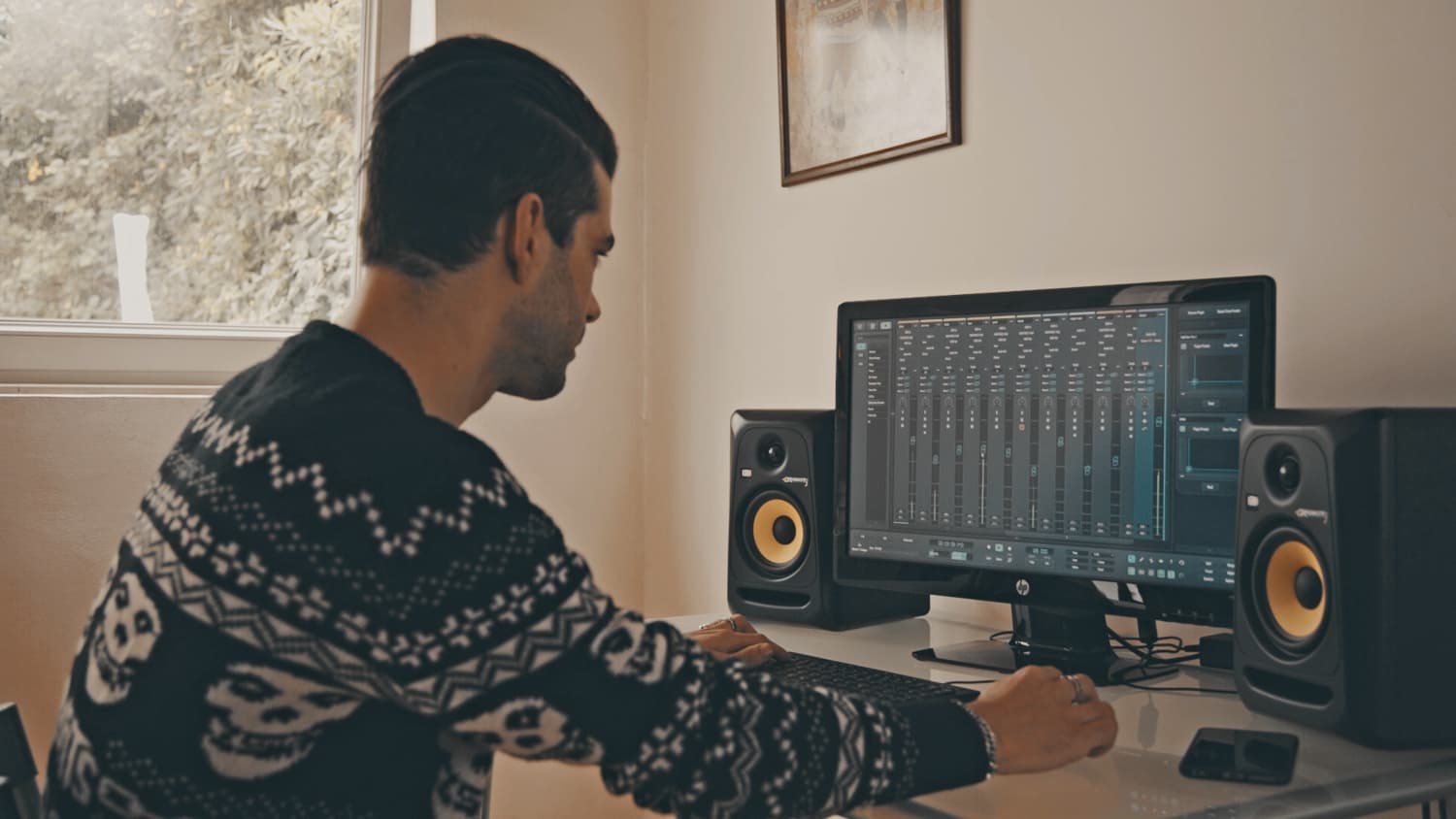 This is the featured image of the 4 Tips on How to Effectively Use Saturation in Your Mix blog article.