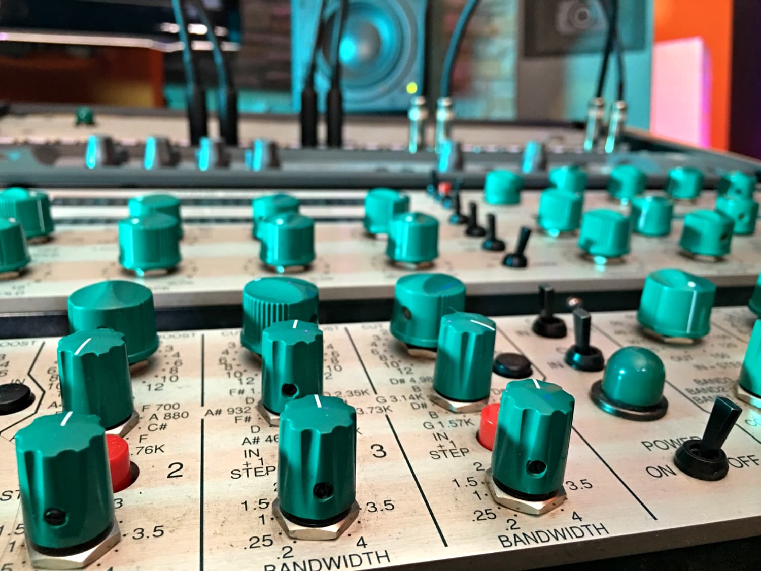 This is the featured image of the 5 Tips to Improve Your Mixing Skills blog article.