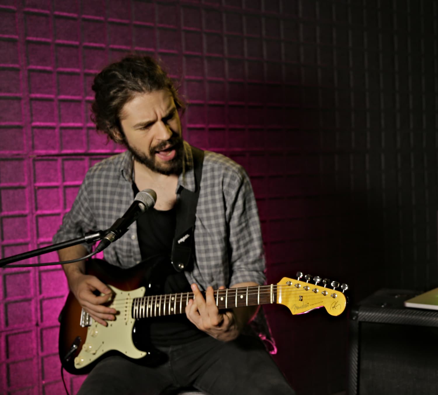 This is the featured image of the Vox - Using Vocal Effects blog article.