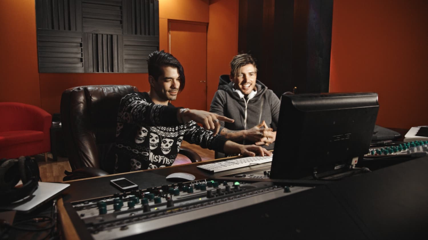 This is the featured image of the Take Control of Your Drums blog article.