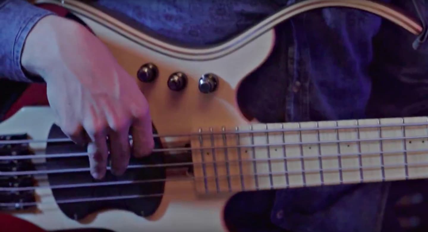 This is the featured image of the Produce a Live Bass Sound (Part 1) blog article.