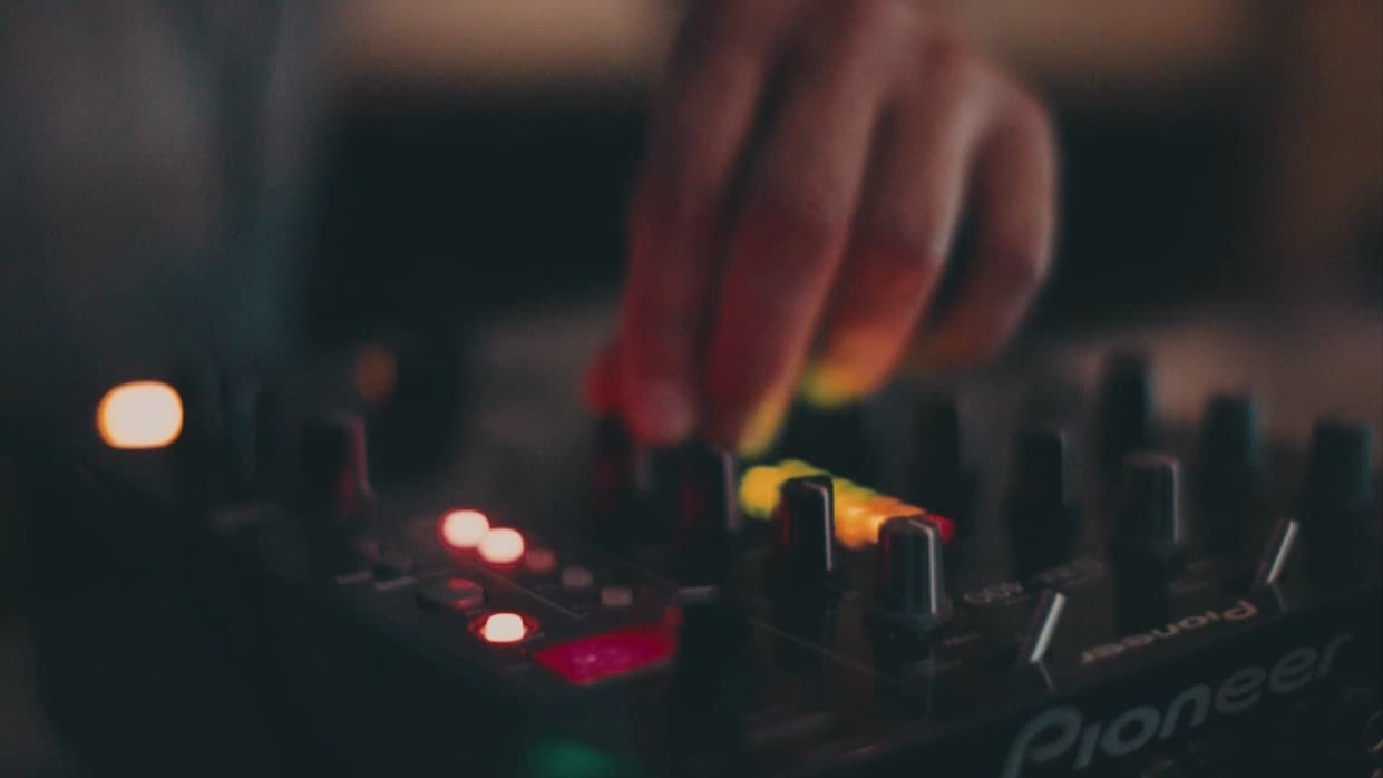 This is the featured image of the Make Powerful Synth Sounds Using the Unison Effect blog article.