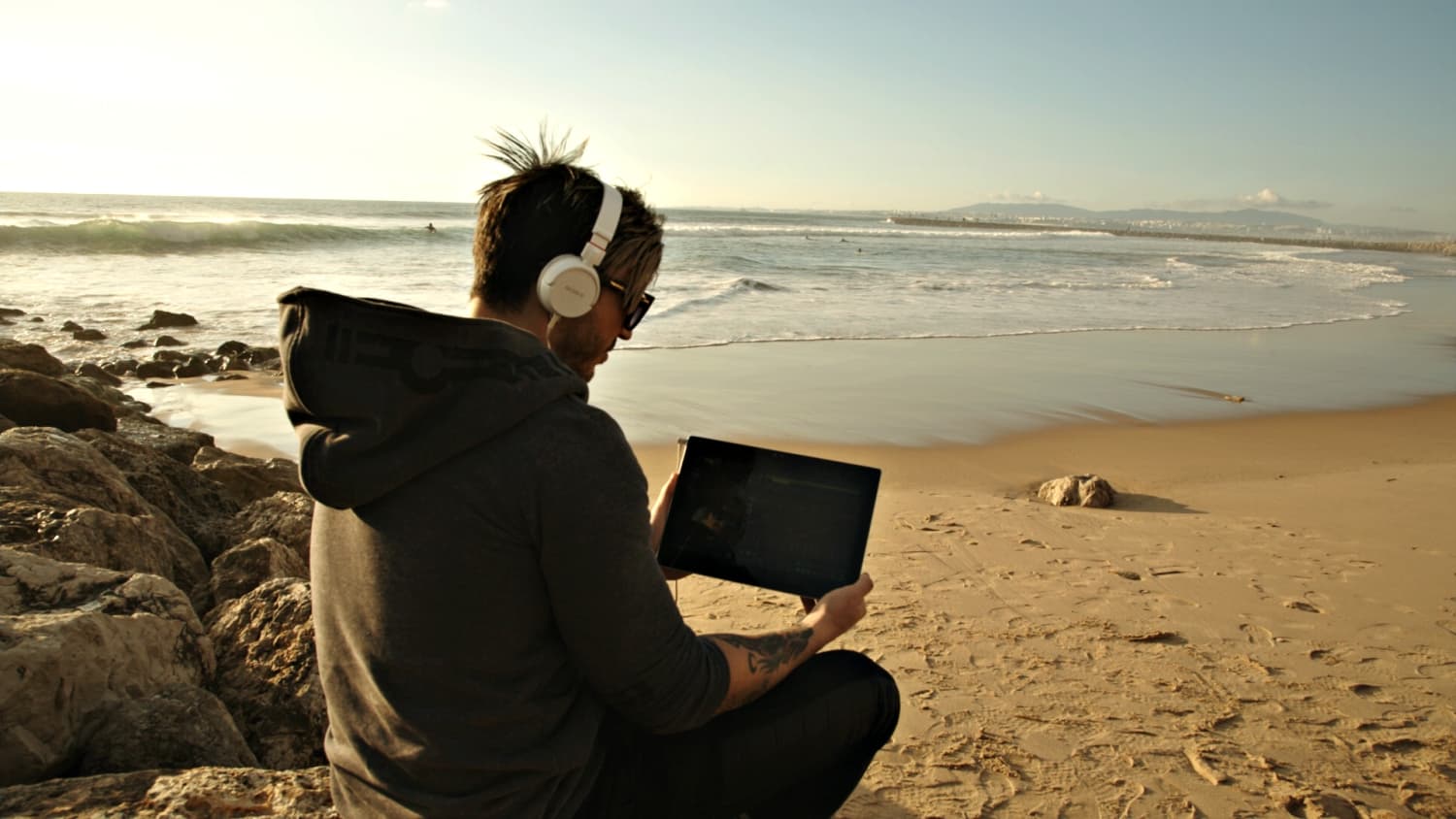 This is the featured image of the Essential Mastering Processes for Your Tracks blog article.