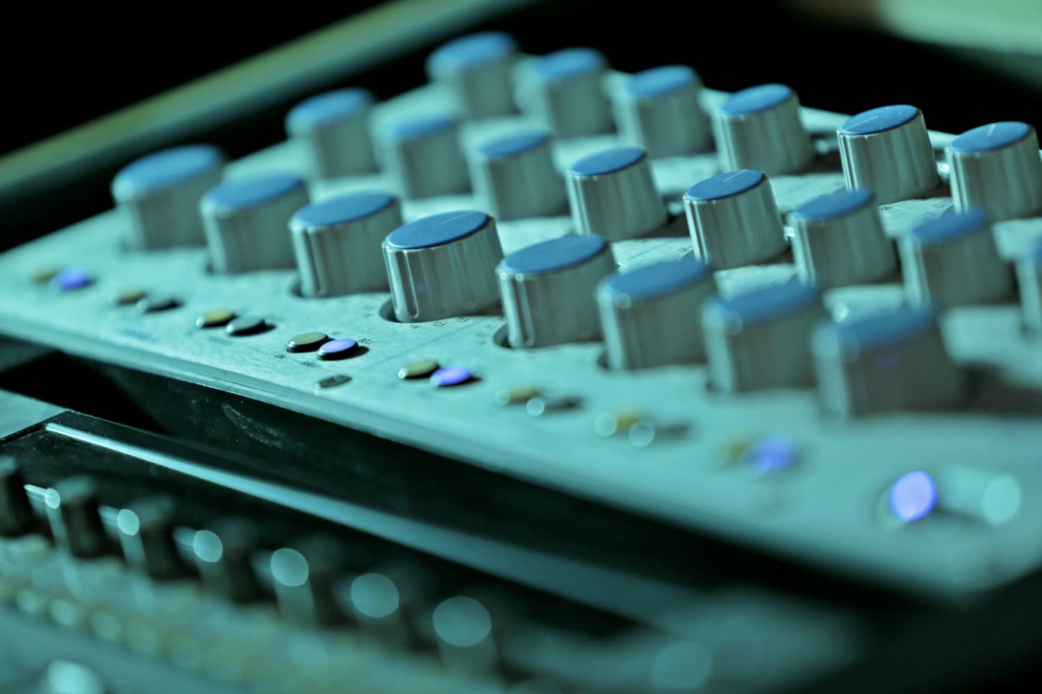 This is the featured image of the Use Clipping to Increase The Loudness of Your Track blog article.